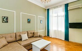 Windy City Apartment